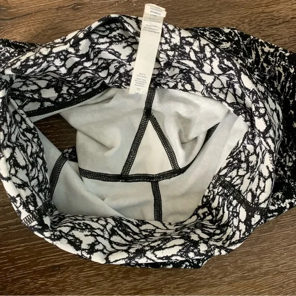 Lululemon womens black white printed biker shorts 4 5” - Picture 7 of 7